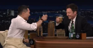 Daniel Dae Kim explica a etiqueta de bebidas na coreia em talk show