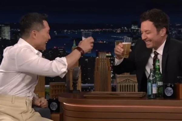 Daniel Dae Kim explica a etiqueta de bebidas na coreia em talk show