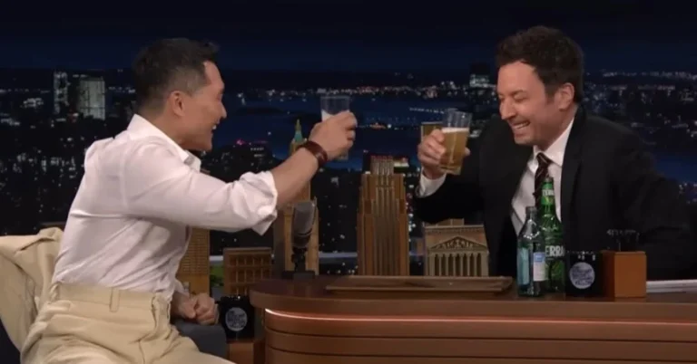 Daniel Dae Kim explica a etiqueta de bebidas na coreia em talk show