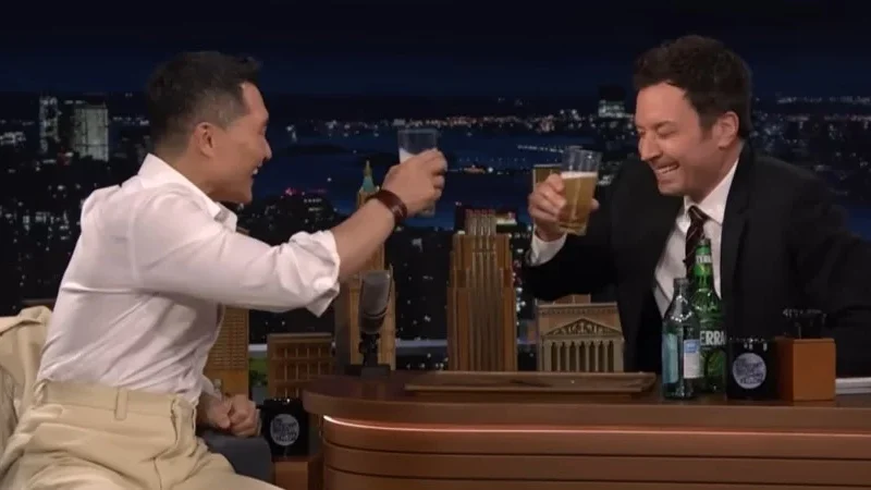 Daniel Dae Kim explica a etiqueta de bebidas na coreia em talk show