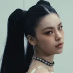 Yeji, do ITZY, é diagnosticada com hérnia de disco e alerta sobre saúde da coluna