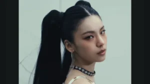 Yeji, do ITZY, é diagnosticada com hérnia de disco e alerta sobre saúde da coluna