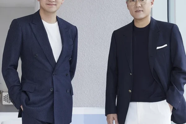 Líderes da SM e HYBE recebem prêmio da Billboard por impacto no k-pop
