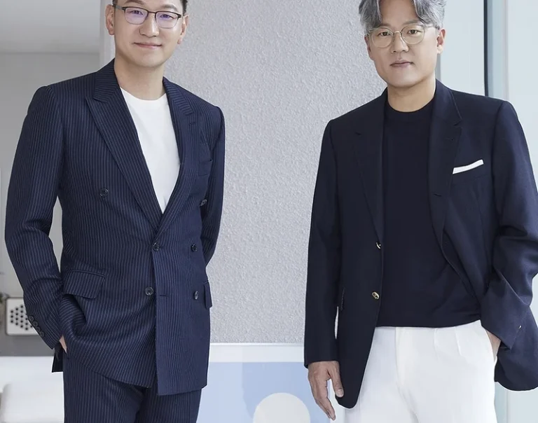 Líderes da SM e HYBE recebem prêmio da Billboard por impacto no k-pop