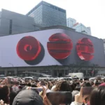 Fãs celebram o retorno do BTS com arte multimídia em lojas de departamento