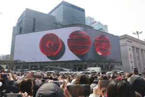 Fãs celebram o retorno do BTS com arte multimídia em lojas de departamento
