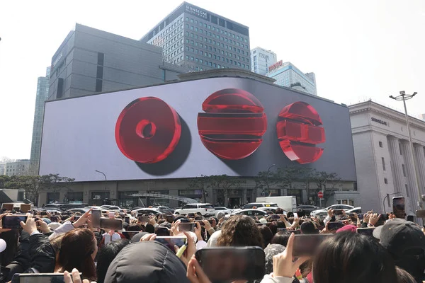 Fãs celebram o retorno do BTS com arte multimídia em lojas de departamento