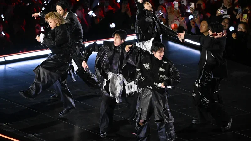 BTS faz história como o primeiro grupo a se apresentar no halftime show da Copa do Mundo