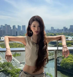 Jang Wonyoung arrasa com lingerie de 150 mil won em evento fashion