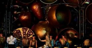 Jolin Tsai impressiona com palco colossal na turnê Pleasure World