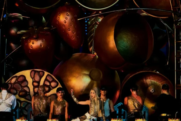 Jolin Tsai impressiona com palco colossal na turnê Pleasure World