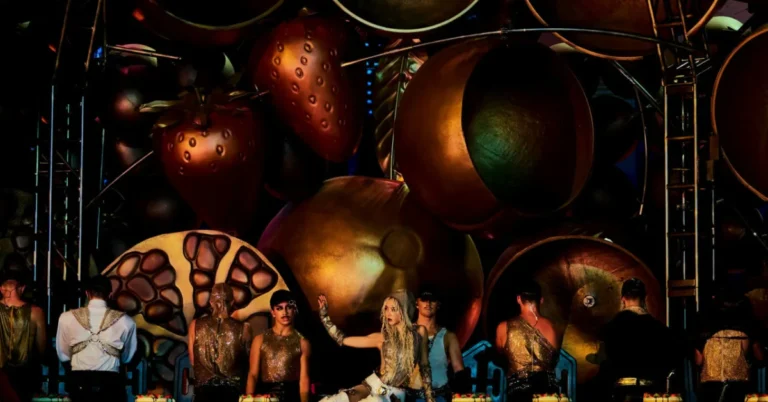 Jolin Tsai impressiona com palco colossal na turnê Pleasure World