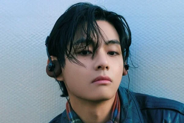BTS V conquista 500 milhões de streams com o ost 'Christmas Tree