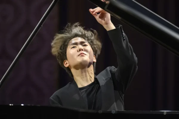 BTS se une ao pianista Cho Seong-jin em colaboração musical surpreendente