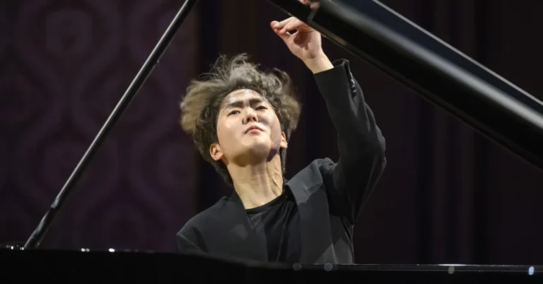 BTS se une ao pianista Cho Seong-jin em colaboração musical surpreendente