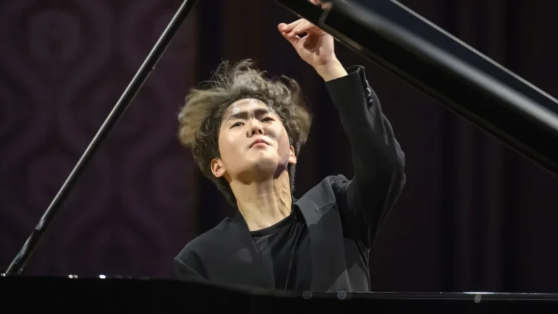 BTS se une ao pianista Cho Seong-jin em colaboração musical surpreendente