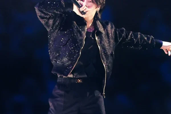 Jungkook procura videomaker para acompanhar BTS na ARIRANG World Tour