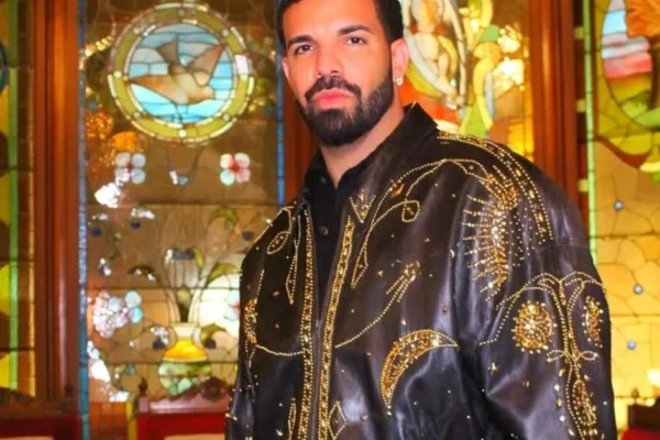 BTS mantém o recorde de maior estreia nos eua, mesmo com Drake dominando a billboard