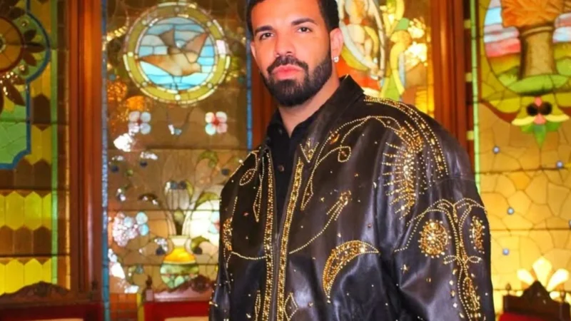 BTS mantém o recorde de maior estreia nos eua, mesmo com Drake dominando a billboard