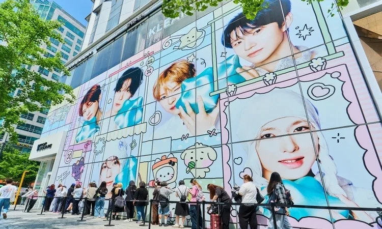 NCT WISH apresenta o personagem ‘wishnini’ em pop-up lotado em seoul