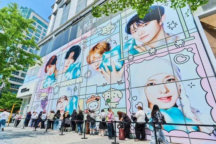 NCT WISH apresenta o personagem ‘wishnini’ em pop-up lotado em seoul
