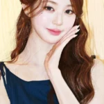 Jang Wonyoung brilha como uma princesa em evento de moda com vestido marinho