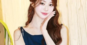 Jang Wonyoung brilha como uma princesa em evento de moda com vestido marinho