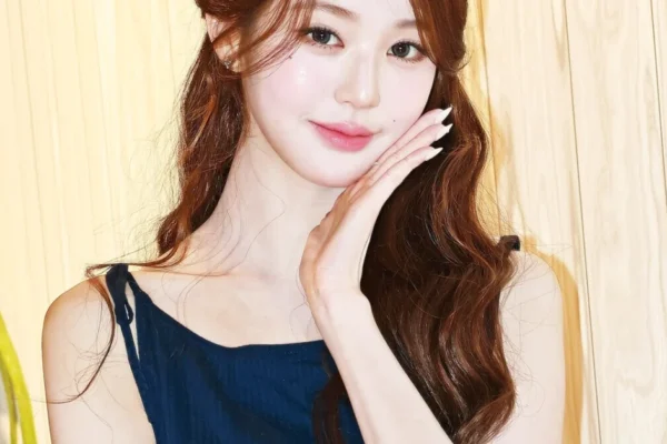 Jang Wonyoung brilha como uma princesa em evento de moda com vestido marinho