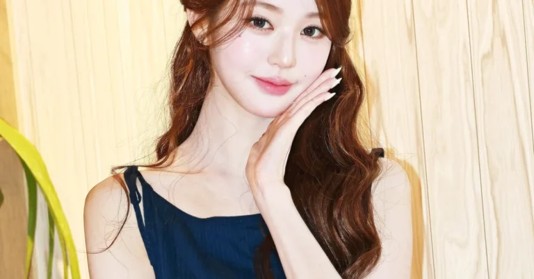 Jang Wonyoung brilha como uma princesa em evento de moda com vestido marinho