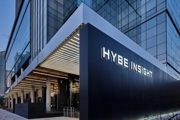 Investidor da HYBE, LB, planeja expansão para K-comédia após retorno de 1671%