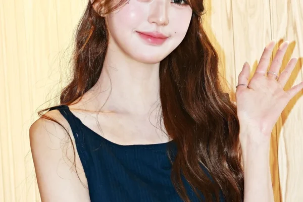Jang Wonyoung do IVE encanta como embaixadora em evento de moda