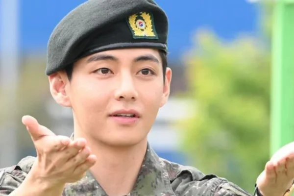 V do BTS se pronuncia e encerra polêmica com ex-colega militar