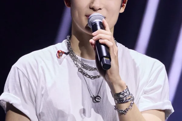 Jaehyun do NCT usa ChatGPT em show e provoca reações divididas entre fãs