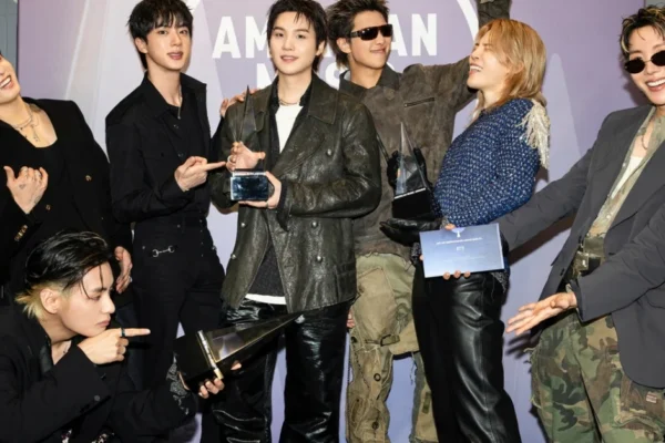 BTS conquista prêmio de artista do ano no AMA 2023 e gera polêmica com fãs em hotel