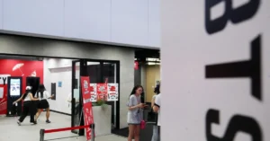 BTS gera polêmica em Busan com uso de servidores públicos para segurança do show