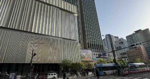 Lojas de departamento em Busan lançam promoções especiais para fãs do BTS