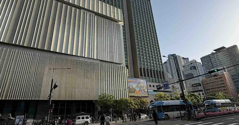 Lojas de departamento em Busan lançam promoções especiais para fãs do BTS