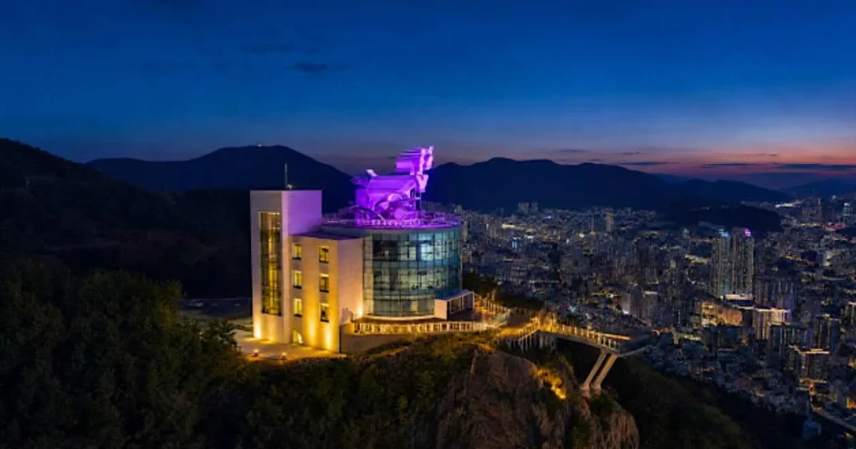 Seo-gu adota tema roxo para receber fãs do BTS na turnê