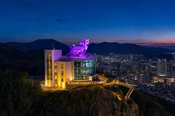 Seo-gu adota tema roxo para receber fãs do BTS na turnê