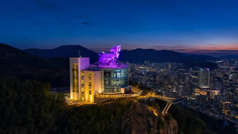 Seo-gu adota tema roxo para receber fãs do BTS na turnê