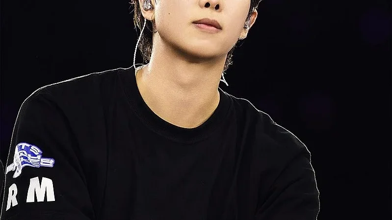 RM encanta fãs em concerto do BTS em Busan, celebrando cultura coreana