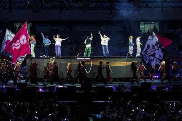 BTS comemora 13 anos com show emocionante em Busan e estreia 'NORMAL' em coreano