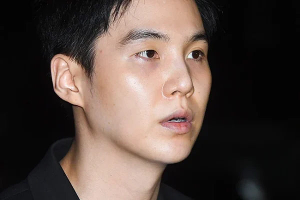 Suga do BTS gera polêmica ao doar 5 bilhões após DUI e recebe reações variadas