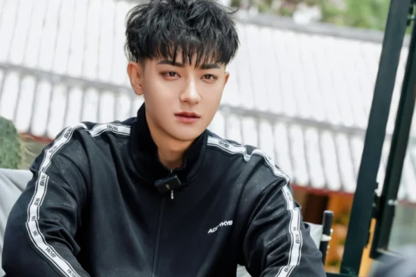 Huang Zitao, ex-EXO, é detido por várias infrações de trânsito em Pequim