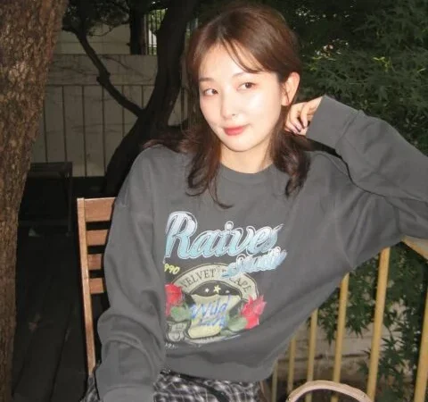 Interação constrangedora entre Seulgi e Kai gera especulações sobre relacionamento