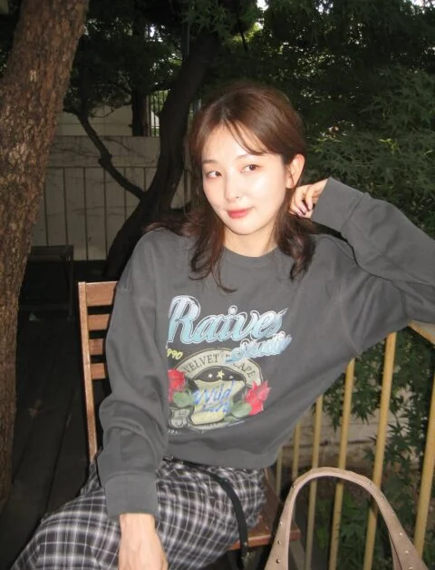 Interação constrangedora entre Seulgi e Kai gera especulações sobre relacionamento