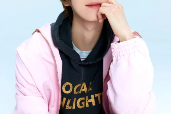 Mark, ex-NCT, pede desculpas por usar camiseta com bandeira confederada