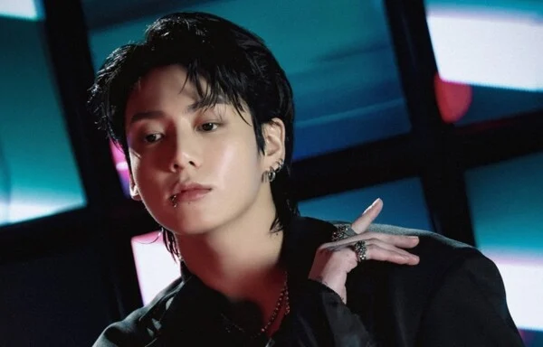 Jungkook do BTS compartilha vídeo de apoio ao cover de Mina da Le Sserafim