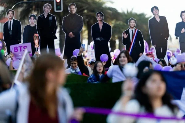 Fãs do BTS protestam em Santiago após shows serem cancelados