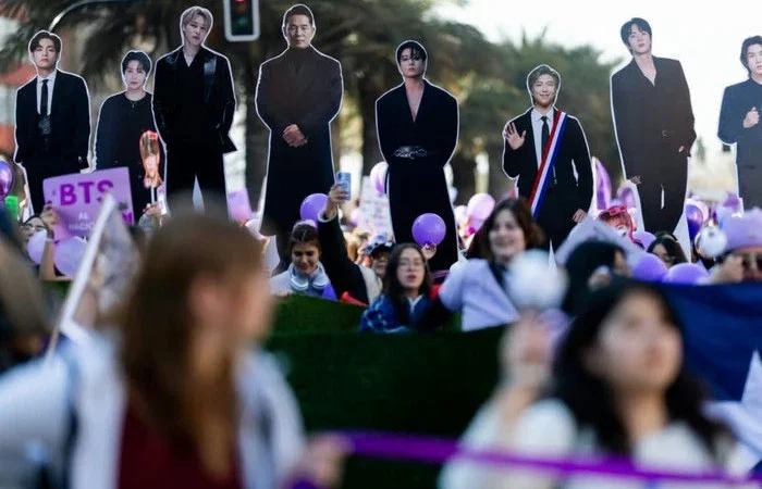 Fãs do BTS protestam em Santiago após shows serem cancelados